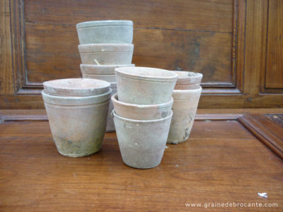 10 anciens pots à semis en terre cuite de différentes tailles. De 7 à 10 cm de H