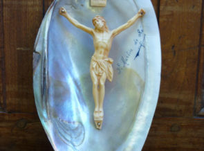 Crucifix sur demi coquillage, en nacre, souvenir de Saint Martin de Ré