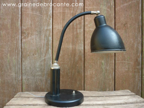 lampe de bureau avec un pied de style Bauhaus