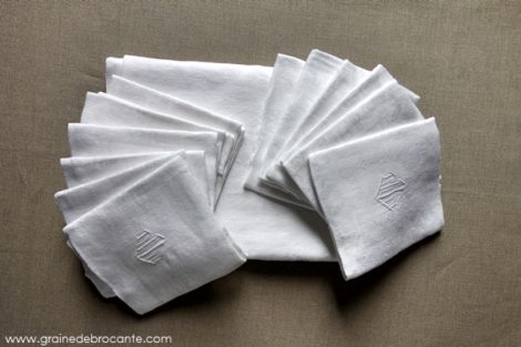 nappe ancienne blanche et ses 12 servietes monogrammées