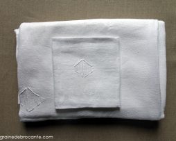 nappe ancienne blanche et ses 12 servietes monogrammée