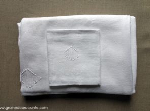 nappe ancienne blanche et ses 12 servietes monogrammée