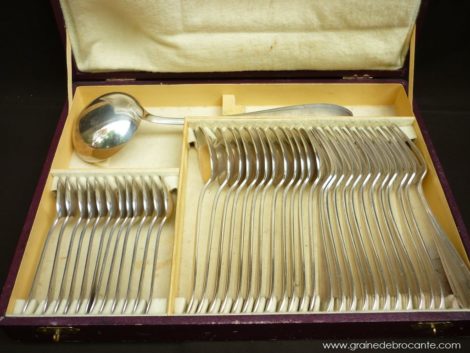 Ménagère en métal argenté de 37 pièces dont une louche de style art déco d'époque années 50 dans son coffret d'origine (usagé) et signé Appolo