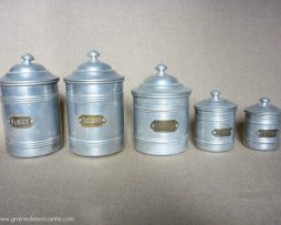 serie de pots à épices en fer