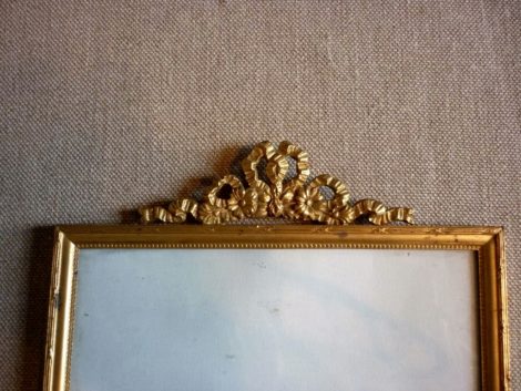Cadre en laiton doré orné d'un noeud Louis XVI