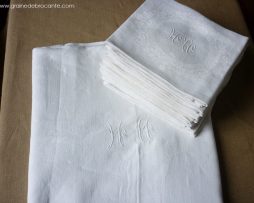 Nappe blanche ancienne et ses 12 serviettes monogrammées