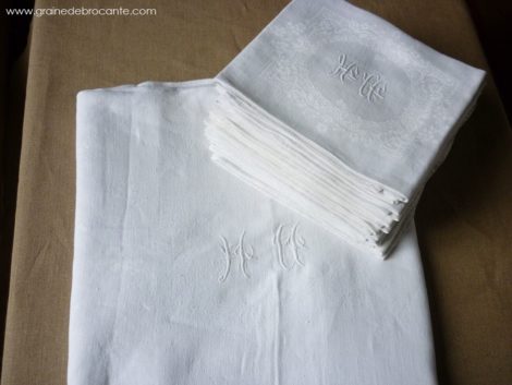 Nappe blanche ancienne et ses 12 serviettes monogrammées