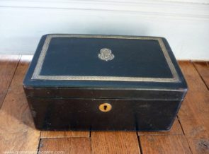 boîte ancienne en cuir noir avec monogramme et entourage en argent signée Robert Linzeler