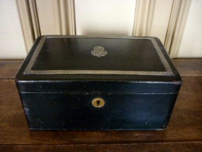 boîte ancienne en cuir noir avec monogramme et entourage en argent signée Robert Linzeler