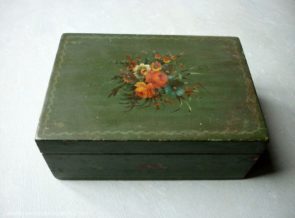 petite boite en boisa vec décor fleurs peint à la main