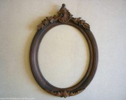 cadre ovale en bois surmonté d'un noeud