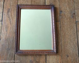 Petit miroir en bois ancien