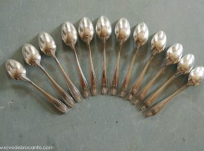 petites cuilléres en métal argenté style art déco