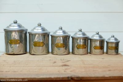 Serie de 6 pots à épices en fer