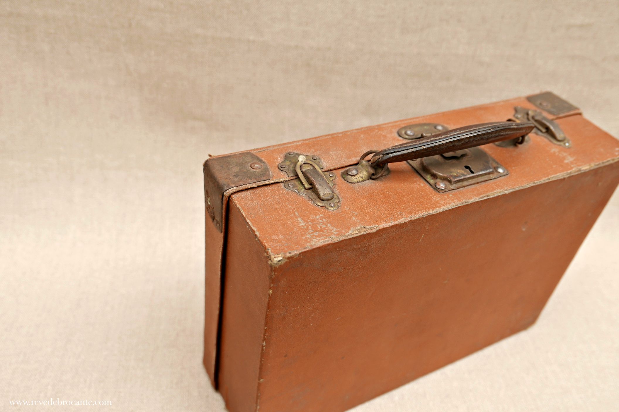 Valise marron en carton - Rêve de Brocante