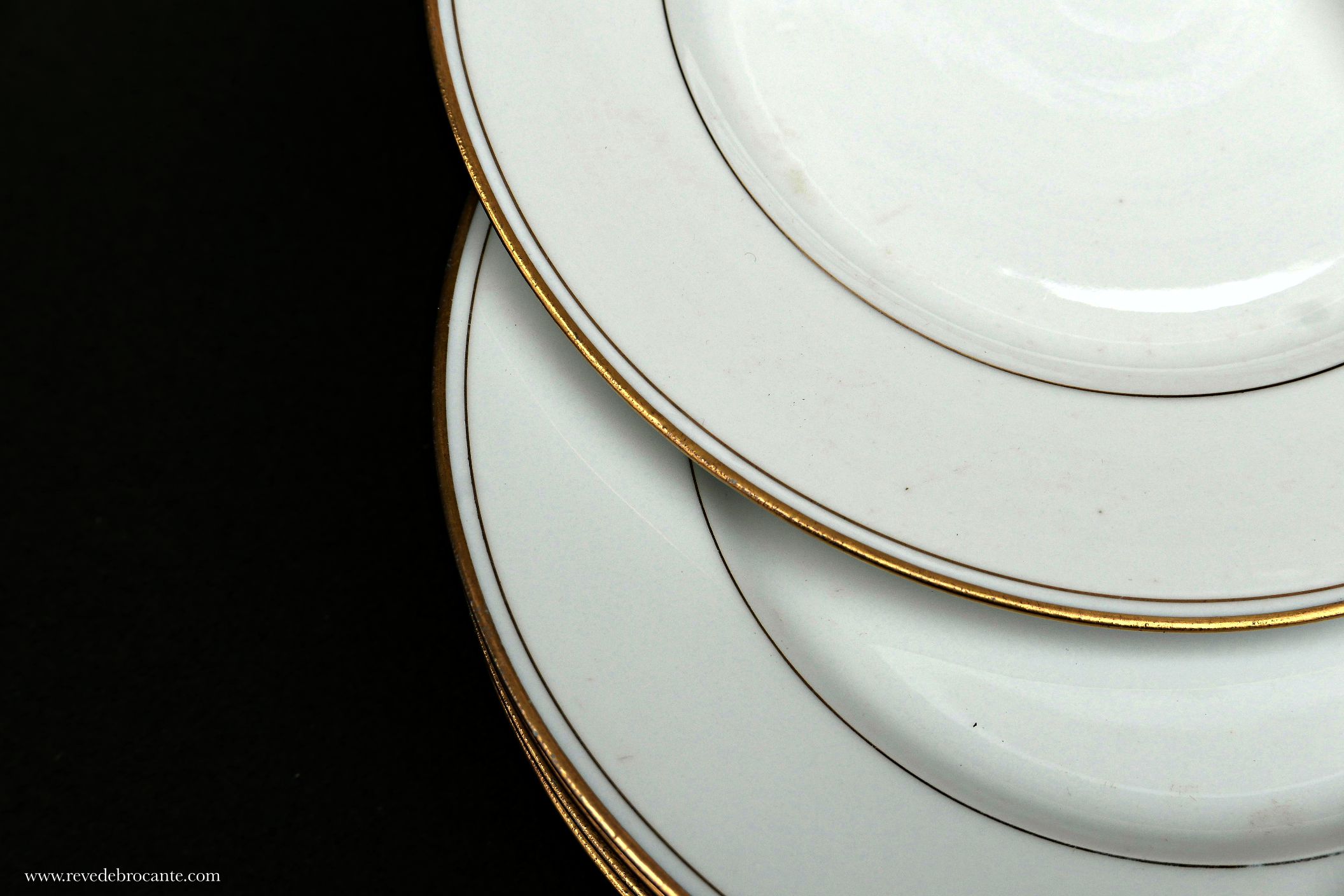 Ensemble de 6 assiettes de présentation et 6 assiettes à pain dorées en  porcelaine de Limoges, Philippe Deshoulières modèle Carat. - Dans de beaux  draps