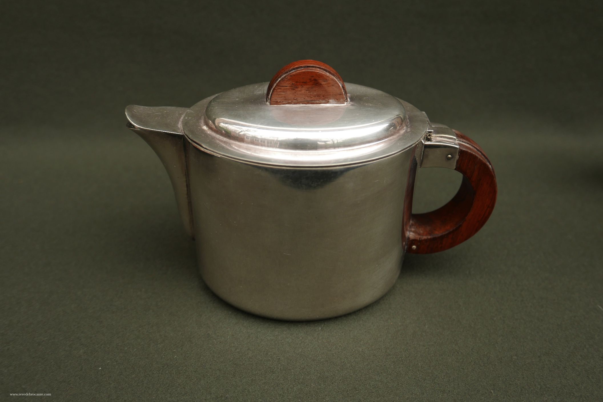 Service à thé et café en métal argenté modèle art déco comprenant