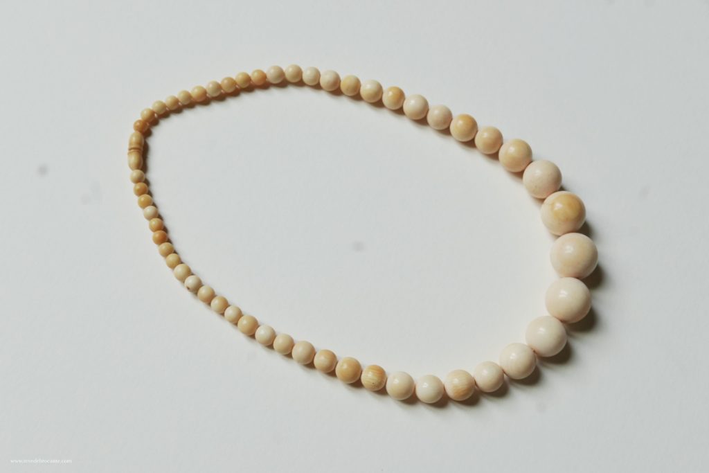 Collier ancien en ivoire - Rêve de Brocante